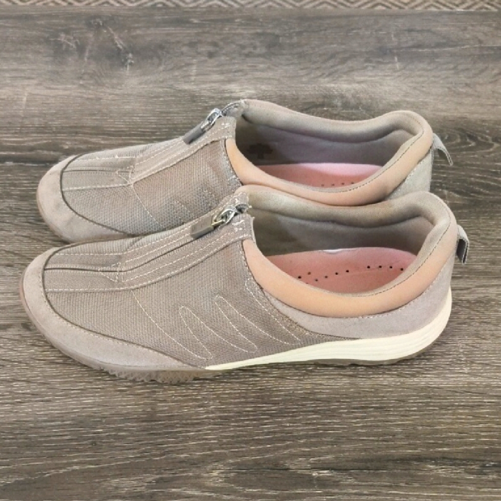 Women's size 9m sneaker by easy Spirit zipper front comfort easy shoe diabetic?